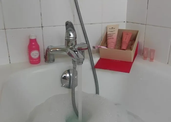 Chic Vue Mer, Terrasse, Capacité 2 Personnes Ou Famille 3 Personnes,1 Chambre, Baignoire, Quartier Calme *